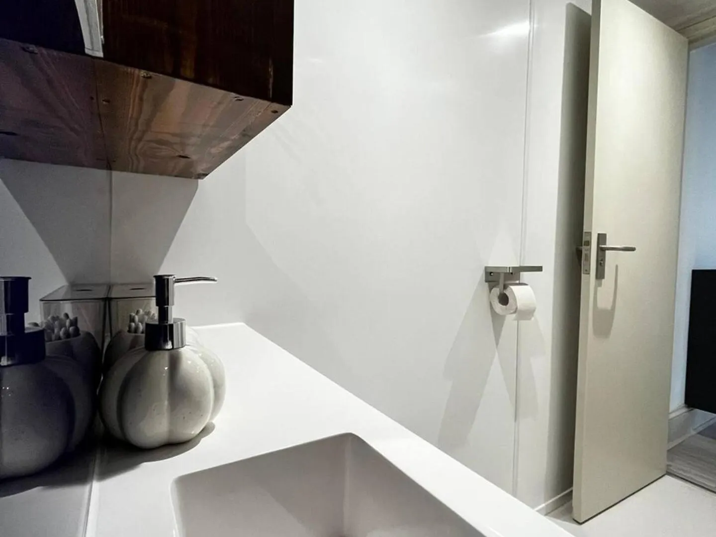 דירה ברייטון Apt 06 Stylish Studio Steps From Beach, Cafe'S & Bar'S